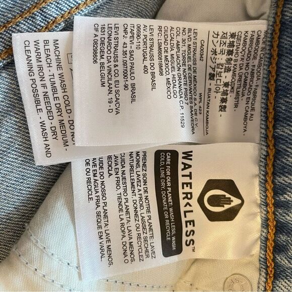 Levi's Premium High Rise Tapered Leg Wedgie Fit Jeans Size 30 NWT - Picture 7 of 8